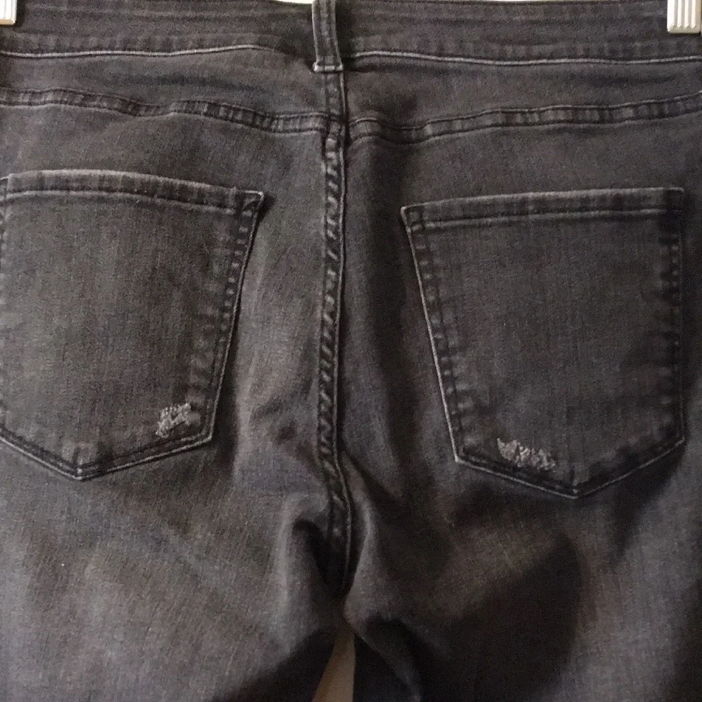 ARIZONA woman’s ripped jeans size 11 - Picture 6 of 8
